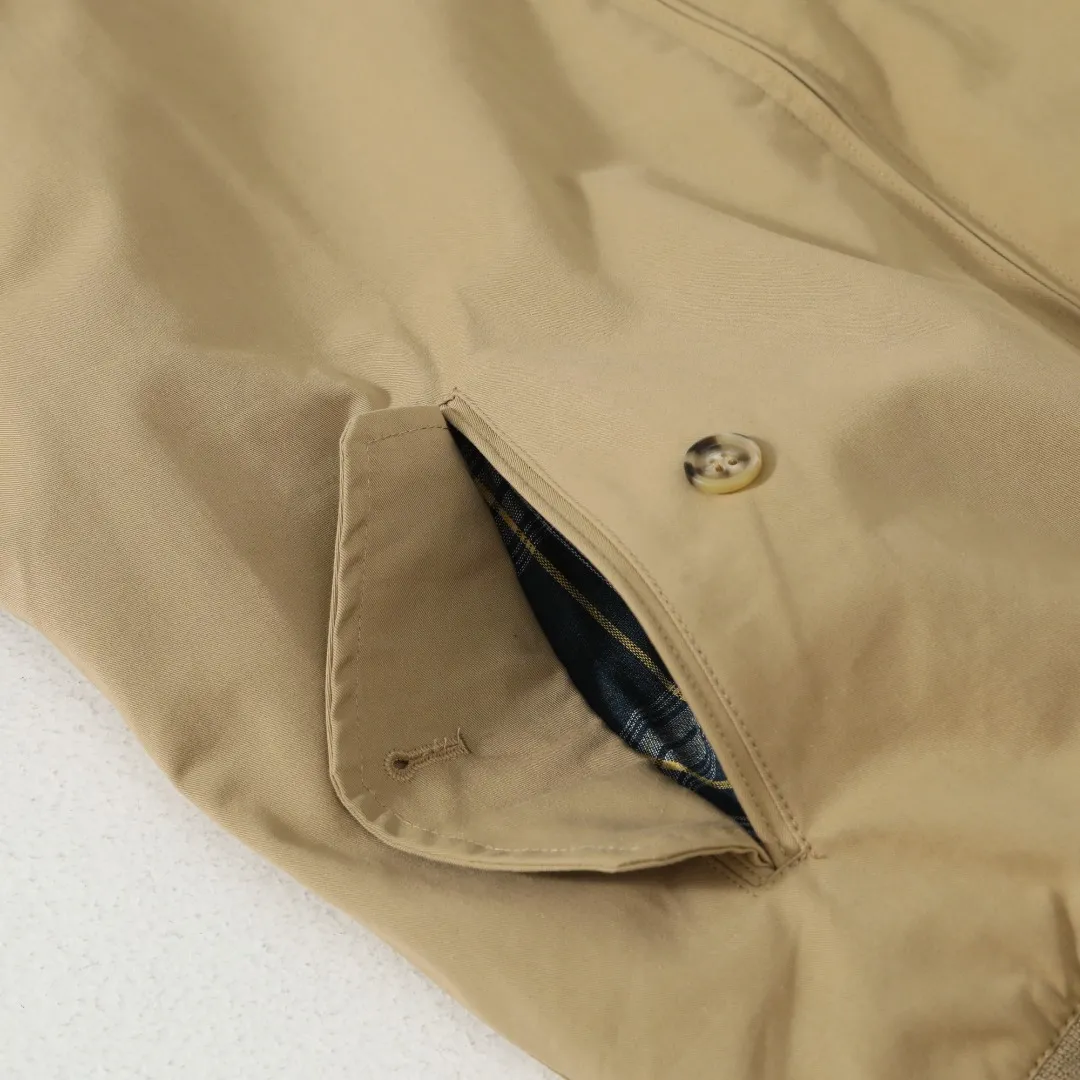 P350 model number: R05 Ralph Lauren unisex old-money style veteran stand-up collar workwear Harrington jacket. The embroidery on the chest is all original data. The embroidery technology of German Oman embroidery fiber is very particular. It uses Japanese Tajima machine to ensure the embroidery is exquisite and three-dimensional. That is what I said is different from what is on the market. Regarding the workmanship, the version is a loose version and can be used by boys and girls!! The fabric is a double-layer shin bone feeling, full of weight! It's not as heavy as a regular jacket, and the ordinary cotton material feels really different. This one is super comfortable, soft and stylish, and has a green plaid interior that has a retro movie fashion feel! The fit is loose but not baggy. The size is just right and not picky. The dropped shoulder design modifies the shoulders without making them look bulky. This silhouette is a style that will never go out of style after being worn for a long time. The upper body is also very durable and recognizable. The loose and reasonable version can be worn by both men and women. It is easy to create a clean and refreshing boyish look. Color#Khaki Black Navy Size#M L XL XXL Length: 68/70/72/74 Bust: 122/126/130/134 Shoulder width: 53/54/55/56 Sleeve length: 65/66/67/68